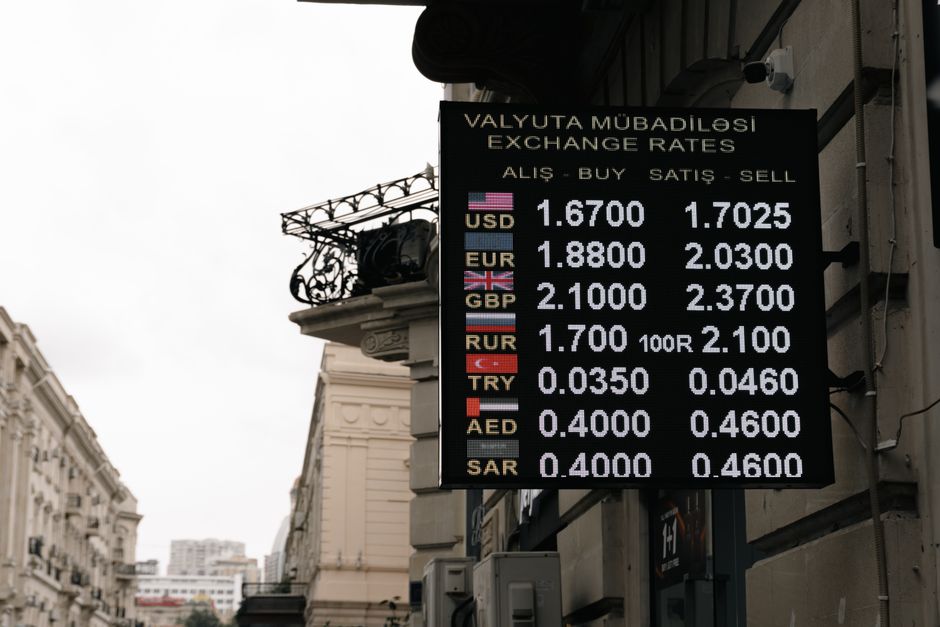 路上に立てられた両替レートの案内看板を写した写真